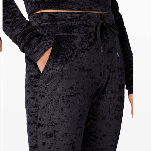 Lululemon woman black crushed velvet Ready to Crush Joggers size 10 - Picture 12 of 12